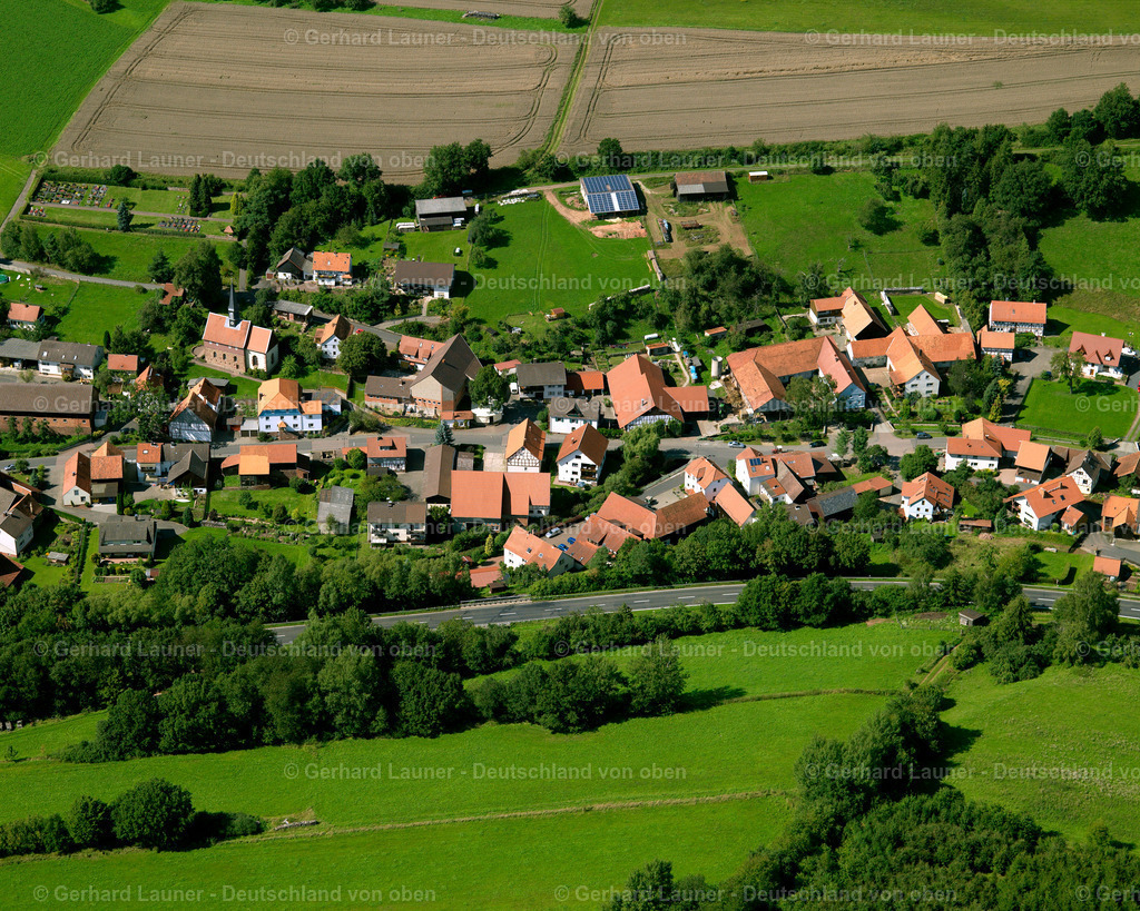 2614816 | FRAUROMBACH 19.08.2006 Landwirtschaftliche Nutzflächen und Feldgrenzen  umsäumen das Siedlungsgebiet des Dorfes in Fraurombach im Bundesland Hessen, Deutschland // Agricultural land and field boundaries surround the settlement area of the village  in Fraurombach in the state Hesse, Germany Foto: Gerhard Launer
