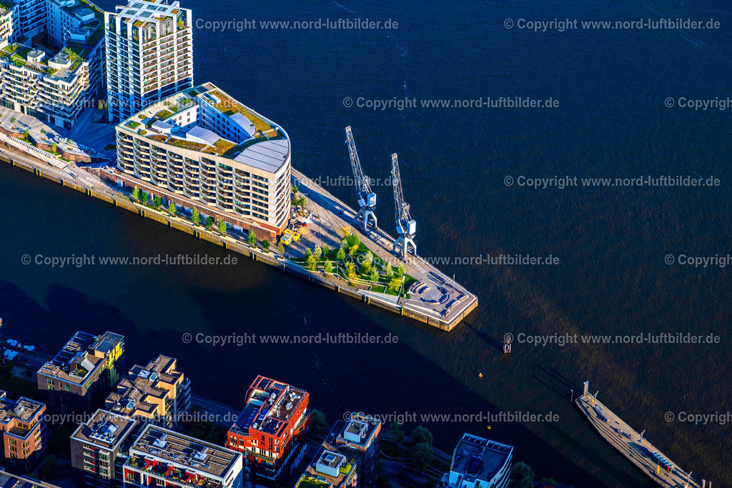 Hamburg_Hübenerkai_Strandhöft_Strandkai_Hafencity_ELS_8725160625 | HAMBURG 16.06.2025 Mehrfamilienhaus- Wohnanlage der " DC DEVELOPMENTS GMBH & CO. KG " am Strandkai im Ortsteil HafenCity in Hamburg, Deutschland. Weiterführende Informationen bei: AUG. PRIEN Immobilien  Gesellschaft für Projektentwicklung mbH,  DC Developments GmbH & Co. KG,  Hadi Teherani Architects GmbH,  Ingenhoven architects GmbH,  KoHa Bauausführungen und Immobilien GmbH,  LRW Architekten und Stadtplaner Loosen, Rüschoff + Winkler  PartG mbB,  leonwohlhage Gesellschaft von Architekten mbH. // Multi-family residential complex of "DC DEVELOPMENTS GMBH & CO. KG" on Strandkai in the HafenCity district of Hamburg, Germany. Further information at: AUG. PRIEN Immobilien  Gesellschaft fuer Projektentwicklung mbH,  DC Developments GmbH & Co. KG,  Hadi Teherani Architects GmbH,  Ingenhoven architects GmbH,  KoHa Bauausfuehrungen und Immobilien GmbH,  LRW Architekten und Stadtplaner Loosen, Rueschoff + Winkler  PartG mbB,  leonwohlhage Gesellschaft von Architekten mbH. Foto: Martin Elsen