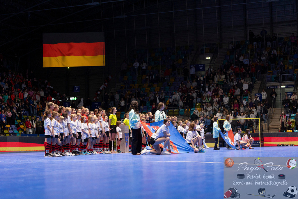 Volvo E.R.B. Final 4 Finale Frauen: Berliner HC - Mannheimer HC, 26.01.2025 | Beide Tems bei der Nationalhymne, Berliner HC - Mannheimer HC, Frankfurt, Süwag Arena, 26.1.2025 - Realisiert mit Pictrs.com