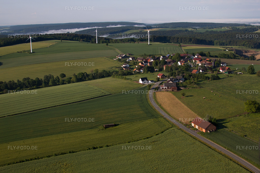 Luftbild: Windenergieanlagen ( WEA ) - Windrad- auf einem Feld im Ortsteil Bremerberg in Marienmünster im Bundesland Nordrhein-Westfalen in Deutschland. Foto: IMG_65167.jpg vom 24.05.2014 durch Werner Riehm/FLY-FOTO.de
