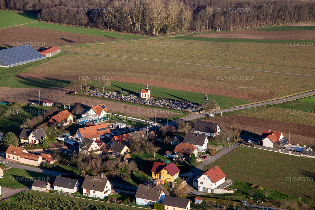 Vue aérienne: Cimetière sur la D244 à Salmbach dans le département Bas Rhin, France. Photo: IMG_135701.jpg prise le 03/01/2023 par Werner Riehm/FLY-FOTO.eu – Résolution de l'original: 5472 x 3648 px