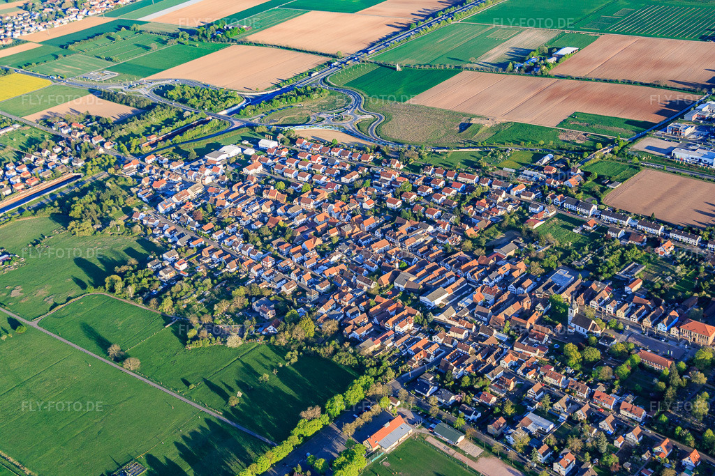 Luftbild: Ortsansicht aus Nordwesten im Ortsteil Queichheim in Landau im Bundesland Rheinland-Pfalz in Deutschland. Foto: IMG_077458.jpg vom 21.04.2015 durch Werner Riehm/FLY-FOTO.de