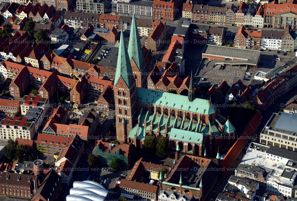 3293122 | Die Lübecker Marienkirche wurde zwischen 1265 und 1351 errichtet. Die Lübecker Markt- und Hauptpfarrkirche befindet sich auf dem höchsten Punkt der Lübecker Altstadtinsel, ist Teil des UNESCO-Welterbes Lübecker Altstadt und eine der größten Backsteinkirchen
