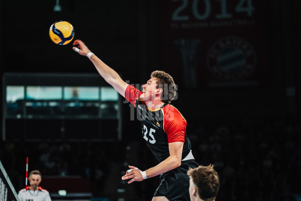 Volleyball | Männer | Testspiel | Deutschland vs. Italien | 26.05.2025 | Lukas Maase (#25, Deutschland) beim Angriff