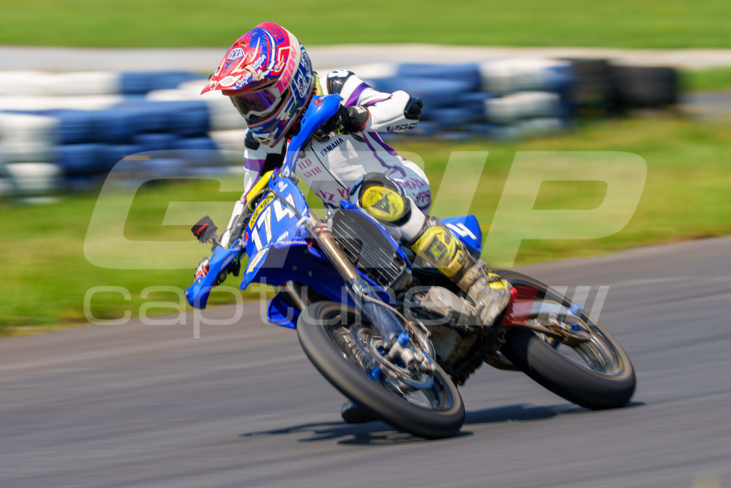 G-Cup + Supermoto Staatsmeisterschaft + Hungarian Supermoto Championship | GRIPcapture steht für authentische Sportfotografie in Österreich – für Momente, die mehr sind als Geschwindigkeit oder Ergebnis. Es geht um Emotion, Spannung, Fokus und den Augenblick, der oft nur einen Wimpernschlag dauert.Ob Motorsport, Teamsport oder 