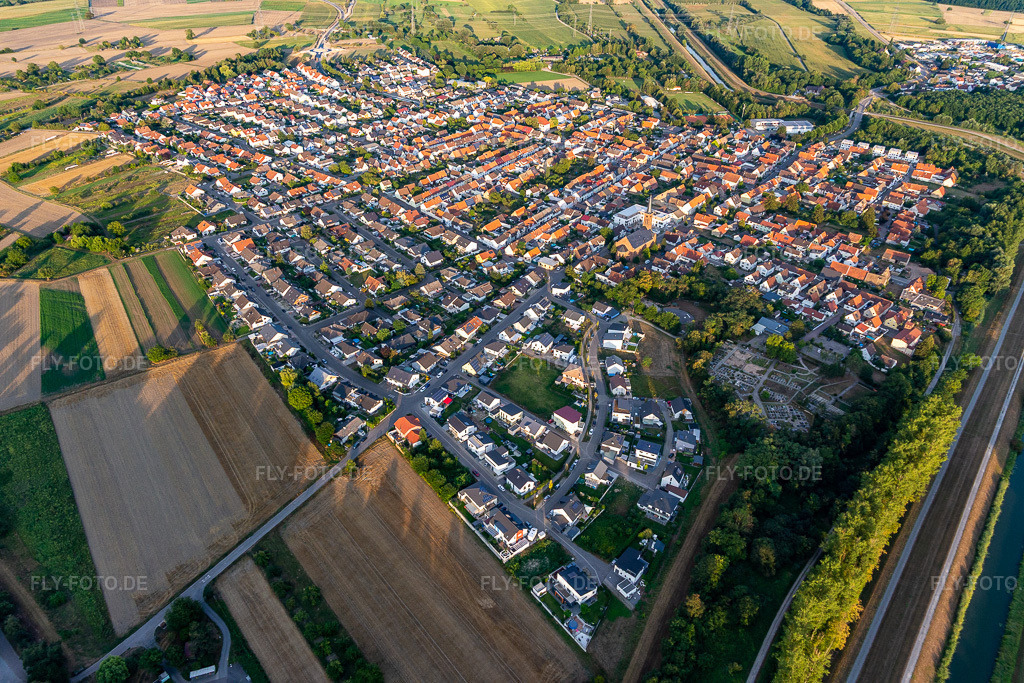 Luftbild: Ortsansicht am Rande von landwirtschaftlichen Feldern und Nutzflächen in Rußheim im Ortsteil Rußheim in Dettenheim im Bundesland Baden-Württemberg in Deutschland. Foto: IMG_122300.jpg vom 15.08.2020 durch Werner Riehm/FLY-FOTO.de