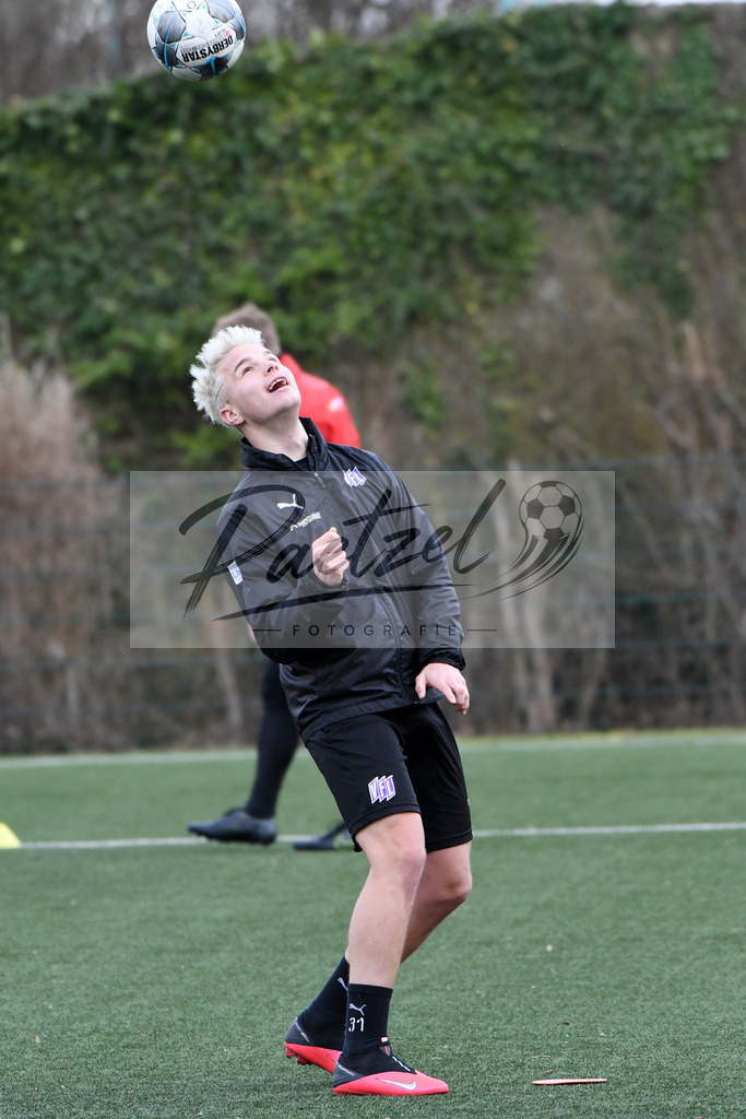 20200131_TRAOSN_0106 | Fußball, Herren: Niklas Schmidt (VfL Osnabrueck) in Aktion, am Ball, Einzelaktion waehrend der Trainingseinheit des VfL Osnabrueck im Sportpark Illoshoehe am 31.01.2020 in Osnabrueck, Deutschland. - Realisiert mit Pictrs.com