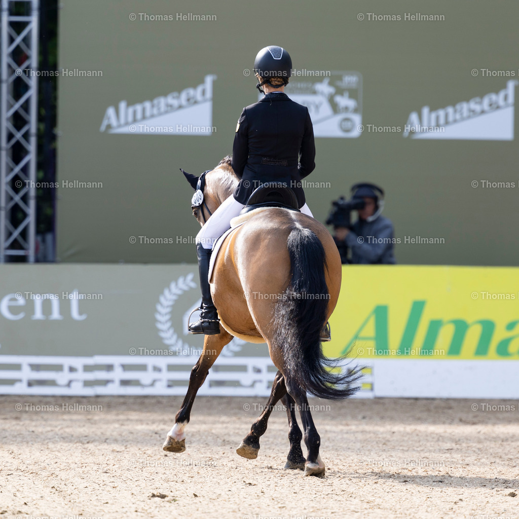 TH_603 Hohmann Jolina Amrei (GER)_ Glitzerfee_18239 | Deutsches Spring- und Dressur-Derby 2024 am 09.05.24 in Hamburg, 603 Hohmann Jolina Amrei (GER), Glitzerfee
