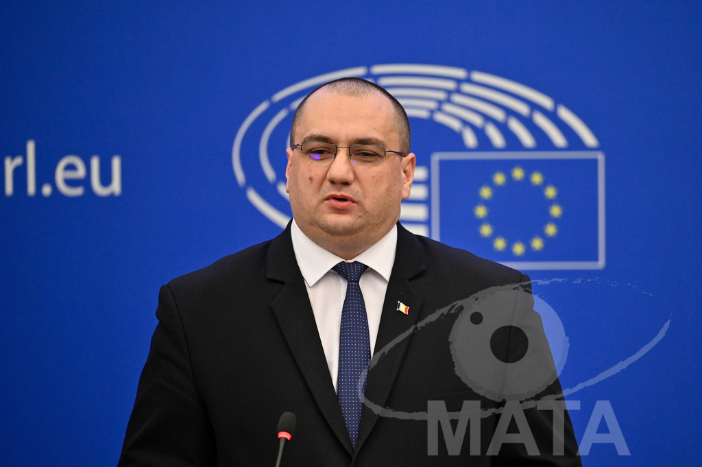 _DWI0179 | Politiker Cristian Terhes bei einer Pressekonferenz zum Thema ' Alarmierende Statistiken zu den Folgen des COVID-Lockdowns' im Europäischen Parlament. Straßburg, 18.01.2023 - Realisiert mit Pictrs.com