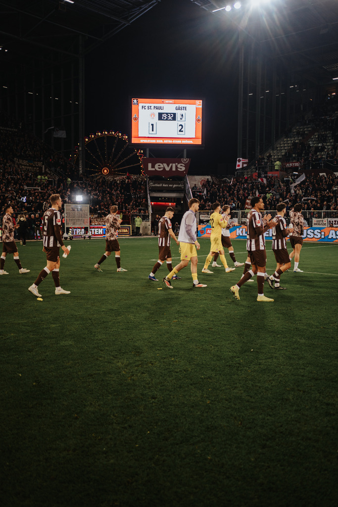 HEV07520 | Der offizielle Shop für FC St. Pauli Fotos. Wähle aus Spielszenen & Fanmomenten dein FCSP Wunschformat. Wir liefern Millerntor-Atmosphäre.