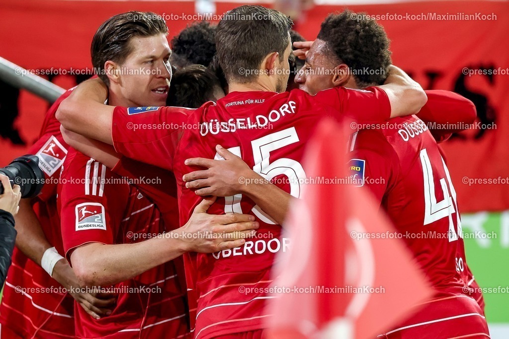 F9527022601102 | 27.02.2026, Fußball, Fortuna Düsseldorf - VfL Bochum, 2. Fußball Bundesliga, Merkur Spiel-Arena, Saison 2025 2026: Torjubel nach dem Tor zum 2:0 durch Torschütze Florent Muslija&nbsp;(Fortuna Düsseldorf #24)  zusammen mit   DFB regulations prohibit any use of photographs as image sequences and or quasi-video.