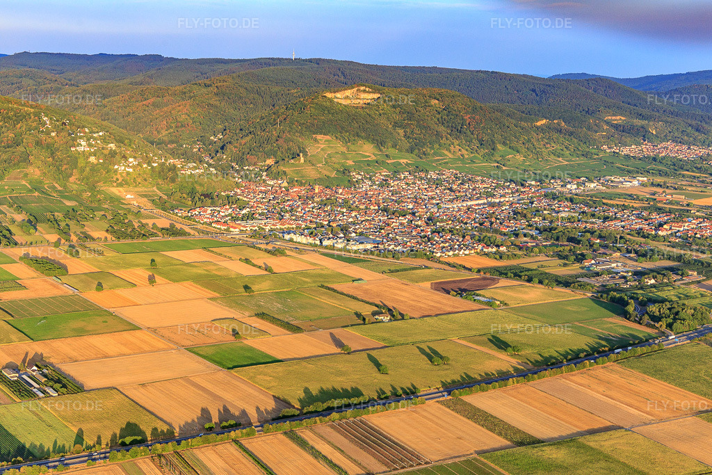 Luftbild: Ortsansicht an der Bergstraße aus Nordwesten in Schriesheim im Bundesland Baden-Württemberg in Deutschland. Foto: IMG_109387.jpg vom 30.07.2018 durch Werner Riehm/FLY-FOTO.de