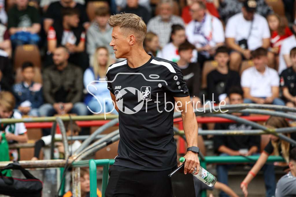 FC Augsburg - TSV Schwaben Augsburg | TSV Schwaben Trainer Matthias OSTRZOLEK in Aktion / Freisteller / Einzelfoto