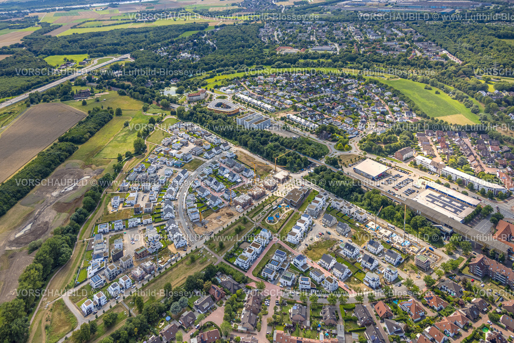 Duisburg250705760Sued | Luftbild, Duisburg-Süd, Wohngebiet Angerbogen, Am Alten Angerbach, halbkreisförmige Neubau-Wohnsiedlung, Gewerbegebiet Xella International GmbH und Edeka E-Center Angerbogen, überdachter Bahnhof Angerbogen, hinten der Rahmer See, Huckingen, Duisburg, Ruhrgebiet, Nordrhein-Westfalen, Deutschland