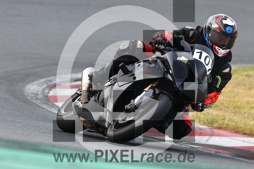 0107-20240913_04162 | Schöne Erinnerungen an spannende Momente - das festzuhalten ist unser Job. PIXELrace.de ist seit 2003 auf den Rennstrecken Europas unterwegs um die Action draußen beim Fahren und die wunderbare Stimmung imm Fahrerlager für euch einzufangen.