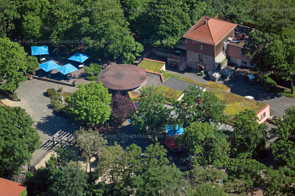 4045888 | ERFURT 14.06.2021 Tische und Sitzbänke der Freiluft- Gaststätten " Zoopark Gastronomie " im Ortsteil Hohenwinden in Erfurt im Bundesland Thüringen, Deutschland. Weiterführende Informationen bei: Thüringer Zoopark Erfurt. // Tables and benches of open-air restaurants " Zoopark Gastronomie " in the district Hohenwinden in Erfurt in the state Thuringia, Germany. Further information at: Thueringer Zoopark Erfurt. Foto: Gerhard Launer