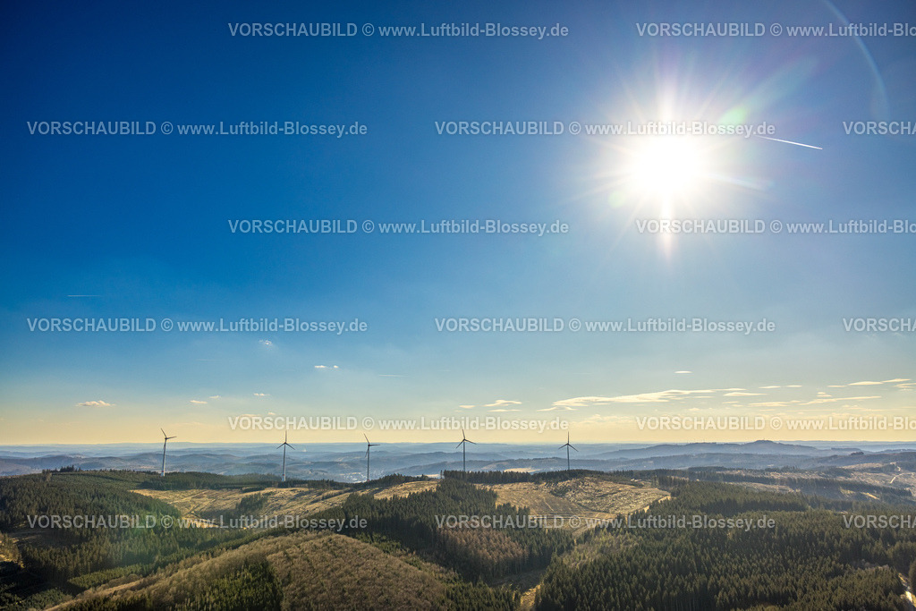 Kirchhundem250308922Heinsberg | Luftbild, Solar Windräder auf einem Bergrücken im Gegenlicht, blauer Himmel mit Fernsicht, Lümkerweg, Heinsberg, Kirchhundem, Sauerland, Nordrhein-Westfalen, Deutschland