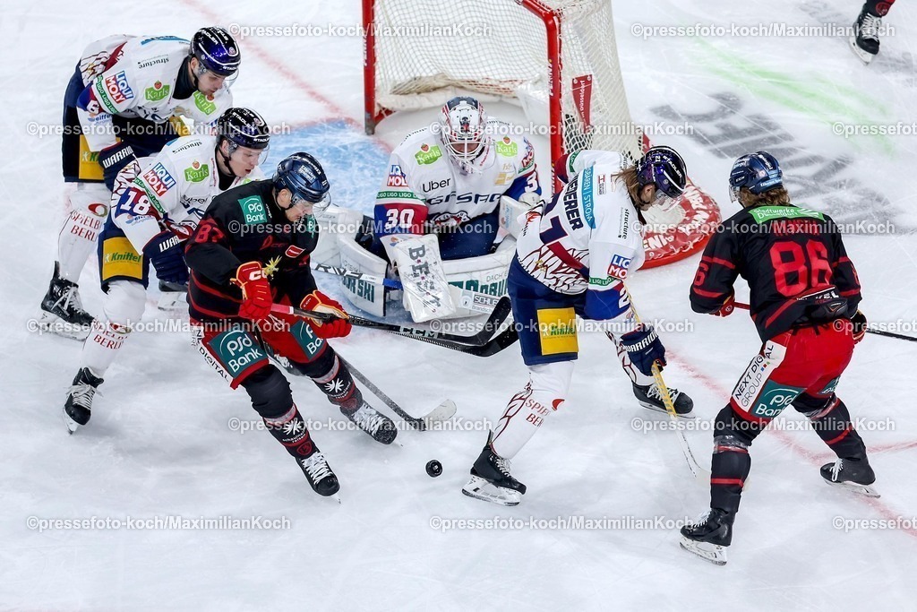 DEG12012501004 | 12.01.2025, Eishockey, Penny DEL, Düsseldorfer EG - Eisbären Berlin, PSD-BANK Dome: Kai Wissmann (Eisbären Berlin #6) Jonas Müller (Eisbären Berlin #18), Goalie Jake Hildebrand (Eisbären Berlin #30) und Manuel Wiederer (Eisbären Berlin #21) im Zweikampf gegen Philip Gogulla (DEG #87) und Drake Rymsha (DEG #86)