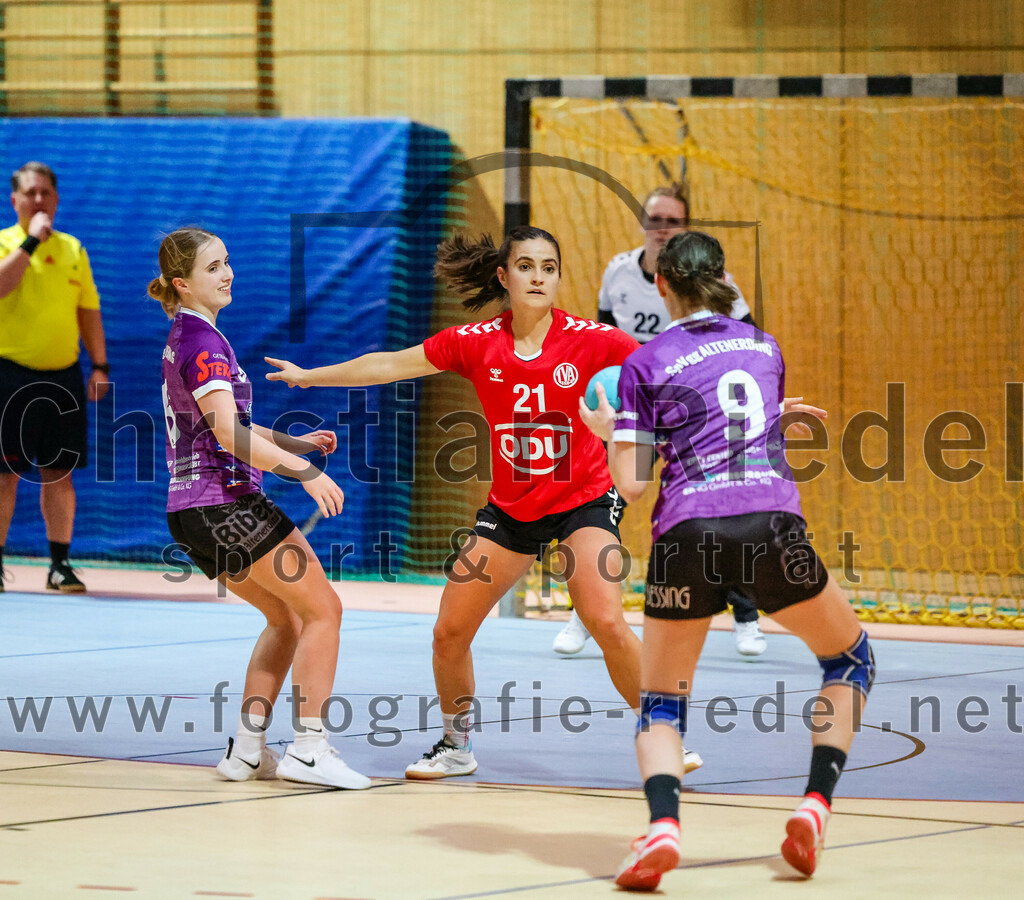 2023-11-04_066_SpVgg_Altenerding_gegen_TV_Altoetting | Erding, Deutschland, 04.11.2023:
Handball, Bezirksoberliga Frauen Altbayern 2023 / 2024, 6. Spieltag, SpVgg Altenerding gegen TV Altötting, Endergebnis: 28:26

Eva Taubeneder (TV Altötting, #21), Julia Kranich (SpVgg Altenerding, #9)

Foto: Christian Riedel / fotografie-riedel.net
