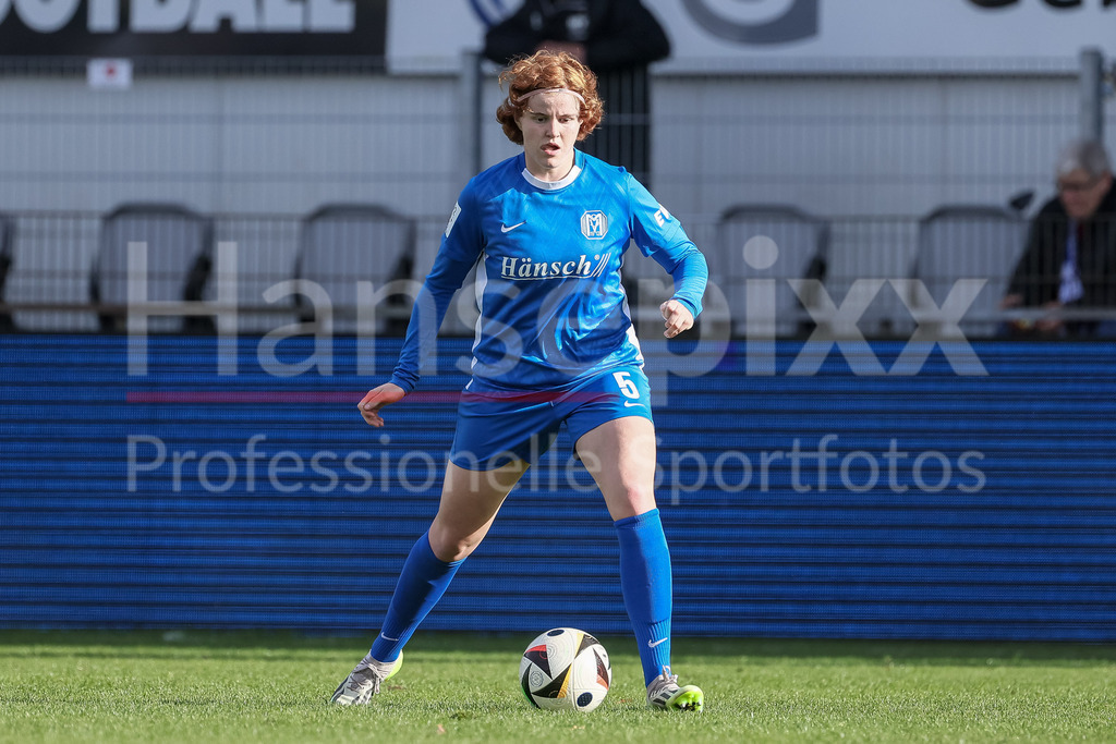 Fussball, 2. Frauen-Bundesliga, SV Meppen - FSV Gütersloh 2009 | v.li.: Lena Göppel (SV Meppen, 5) am Ball, Freisteller, Einzelbild, Ganzkörper, Aktion, Action, Spielszene, DIE DFB-RICHTLINIEN UNTERSAGEN JEGLICHE NUTZUNG VON FOTOS ALS SEQUENZBILDER UND/ODER VIDEOÄHNLICHE FOTOSTRECKEN. DFB REGULATIONS PROHIBIT ANY USE OF PHOTOGRAPHS AS IMAGE SEQUENCES AND/OR QUASI-VIDEO.