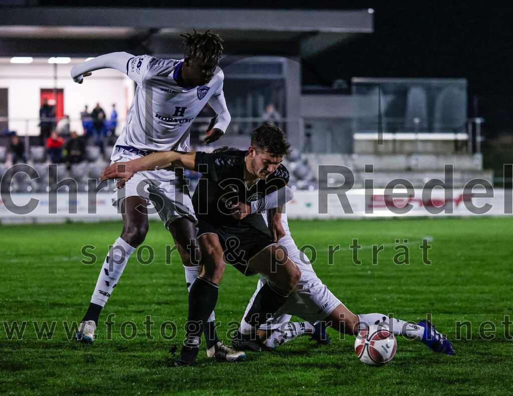 2024-03-15_058_FC_Schwaig_gegen_1_FC_Garmisch-Partenkirchen | Oberding, Deutschland, 15.03.2024:
Fußball, Landesliga Südost 2023 / 2024, 25. Spieltag, FC Schwaig gegen 1. FC Garmisch-Partenkirchen, Endergebnis: 4:0

Mouhamadou Ndiaye (1. FC Garmisch-Partenkirchen, #15), Raffael Ascher (FC Schwaig, #9), Nicolai Bierling (1. FC Garmisch-Partenkirchen, #5)

Foto: Christian Riedel / fotografie-riedel.net