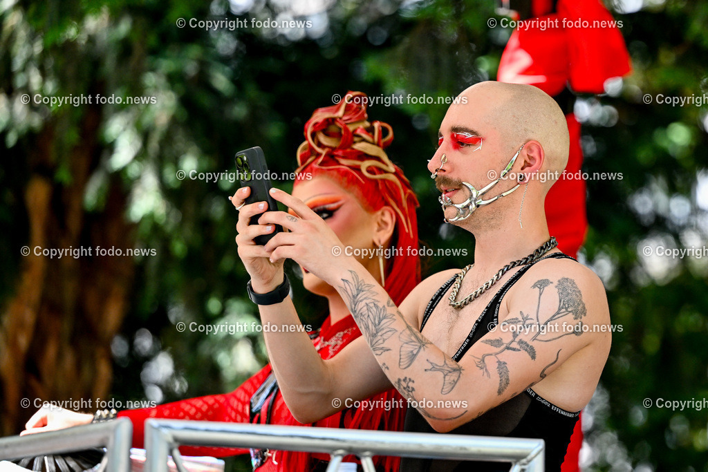 Linzpride 2024_ 06.07.2024-126 | 06.07.2024, Linz, AUT, Linzpride 2024, im Bild Teilnehmer an der Linz Pride 2024