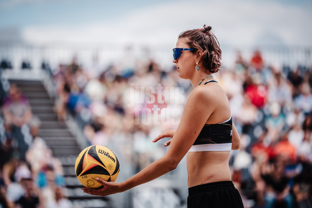Beachvolleyball | Frauen | Deutsche Meisterschaften 2025 Timmendorfer Strand | 04.09.2025 | Janne Uhl beim Aufschlag