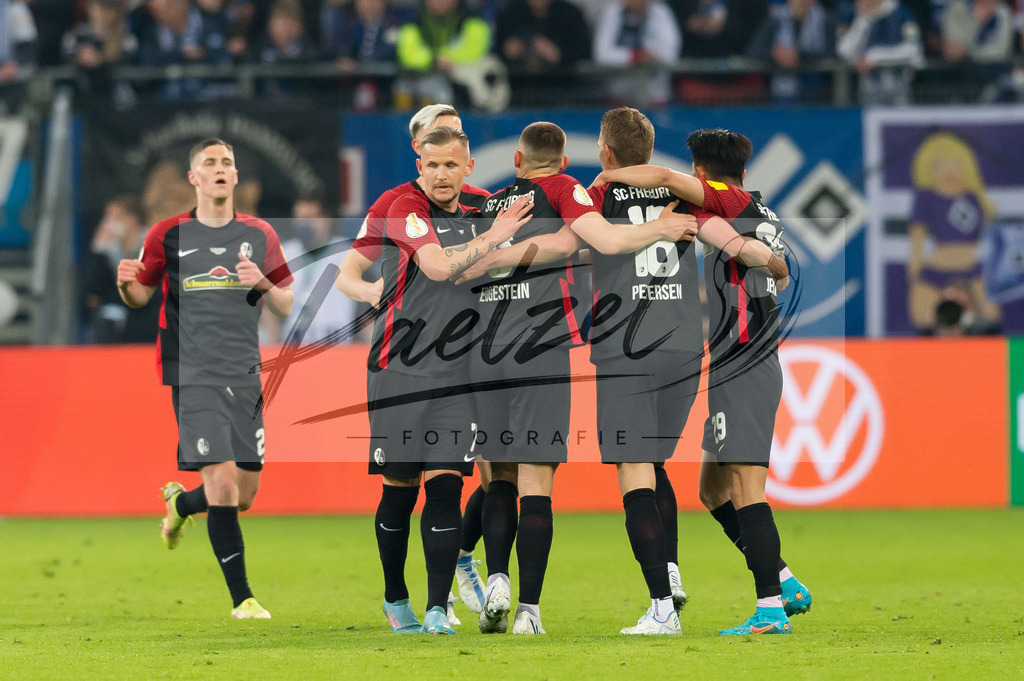 HSVSCF20220419_078 | Fussball, Herren: Nils Petersen (SC Freiburg) Torjubel, jubelt mit seiner Mannschaft nach dem Treffer zum 0:1 beim DFB-Pokal-Halbfinalspiel zwischen Hamburger SV und SC Freiburg im Volksparkstadion am 19.04.2022 in Hamburg, Deutschland.DFB / DFL REGULATIONS PROHIBIT ANY USE OF PHOTOGRAPHS AS IMAGE SEQUENCES AND/OR QUASI-VIDEO. - Realisiert mit Pictrs.com