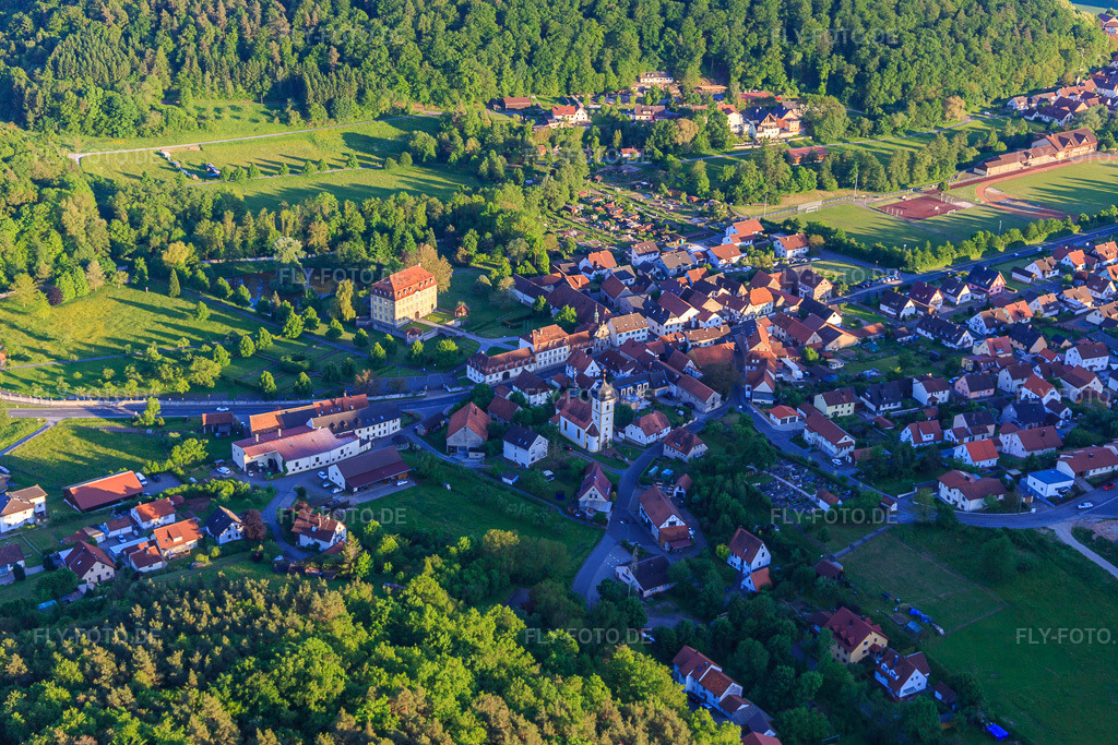 Luftbild: Schloss Gleisenau mit Schloßkirche im Ortsteil Gleisenau in Ebelsbach im Bundesland Bayern in Deutschland. Foto: IMG_100134.jpg vom 26.05.2017 durch Werner Riehm/FLY-FOTO.deEbelsbach
