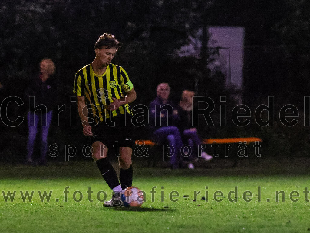 2023-09-15_050_FC_Moosinning_gegen_SV_Waldperlach | Moosinning, Deutschland, 15.09.2023:
Fußball, Bezirksliga Oberbayern Ost 2023 / 2024, 9. Spieltag, FC Moosinning gegen SV Waldperlach, Endergebnis: 0:1

Bastian Lanzinger (FC Moosinning, #6)

Foto: Christian Riedel / fotografie-riedel.net