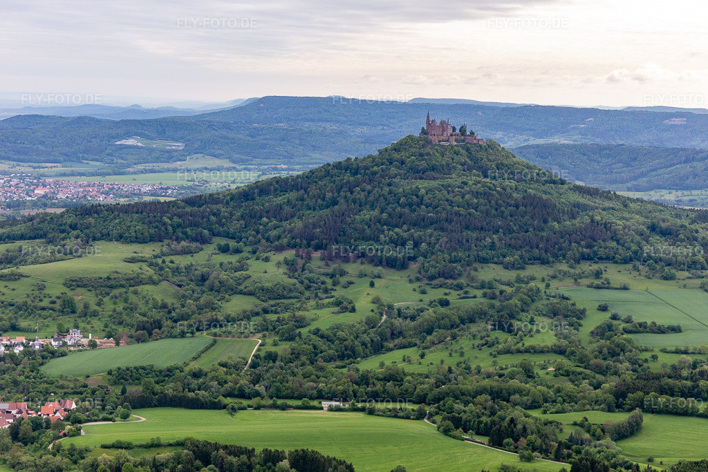 Luftbild: Burg Hohenzollern im Ortsteil Zimmern in Bisingen im Bundesland Baden-Württemberg in Deutschland. Foto: IMG_114657.jpg vom 31.05.2019 durch Werner Riehm/FLY-FOTO.de