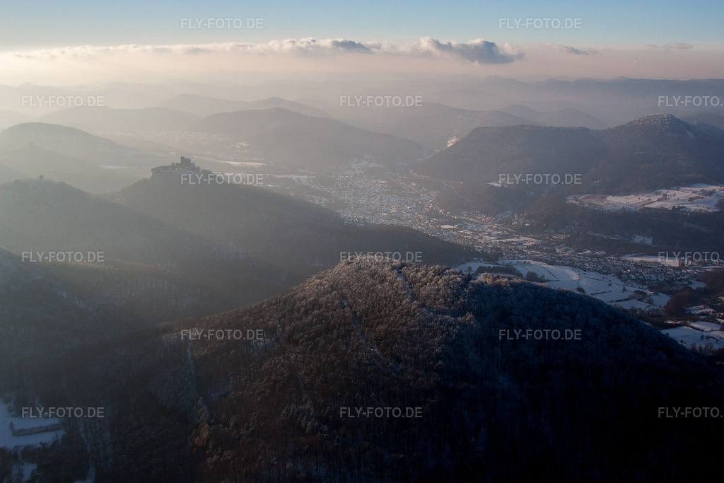 Luftbild: Burganlage der Veste Burg Trifels in Annweiler am Trifels im Bundesland Rheinland-Pfalz in Deutschland. Foto: IMG_54666.jpg vom 08.12.2012 durch Werner Riehm/FLY-FOTO.de