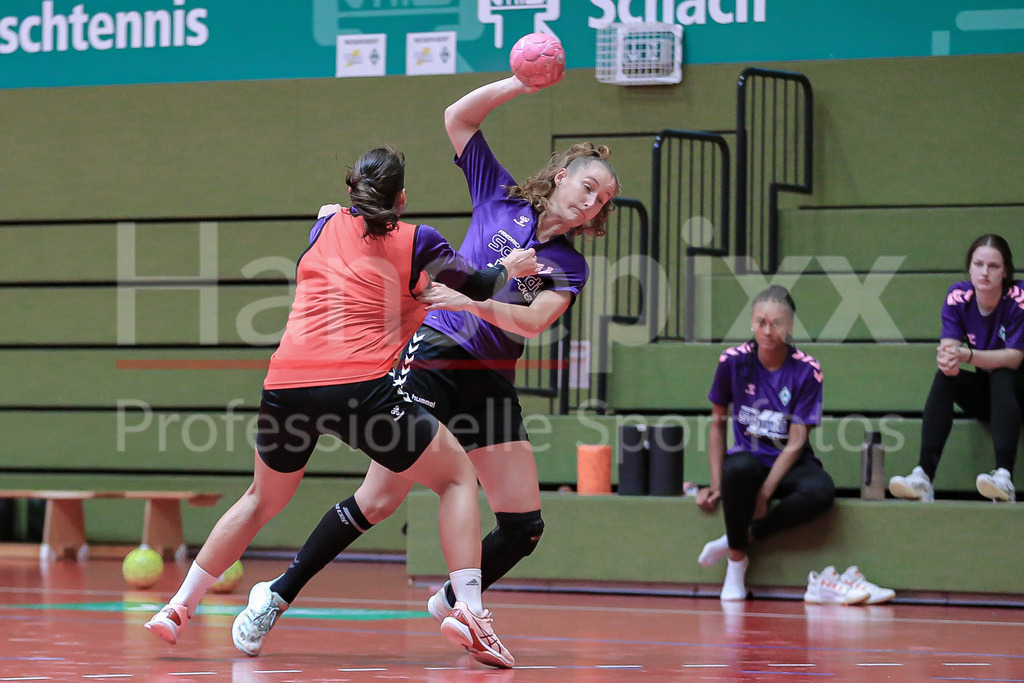 Handball, 2. Bundesliga Frauen, Training SV Werder Bremen | v.li.: Anna Lena Bergmann (SV Werder Bremen, 25) und Lara Niemann (SV Werder Bremen, 35) im Zweikampf, Duell, Spielszene, Aktion, Action