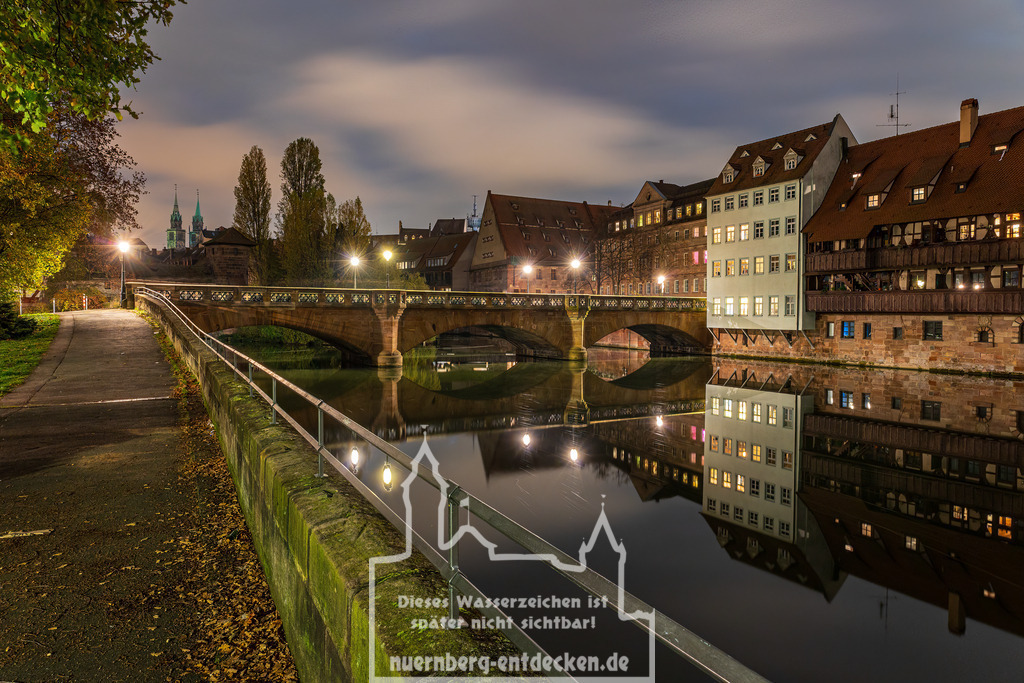 Monatsbild des Kalender 2024 für den Monat Dezember | Reflexionen auf der Pegnitz mit Maxbrücke bei Nacht - Realisiert mit Pictrs.com