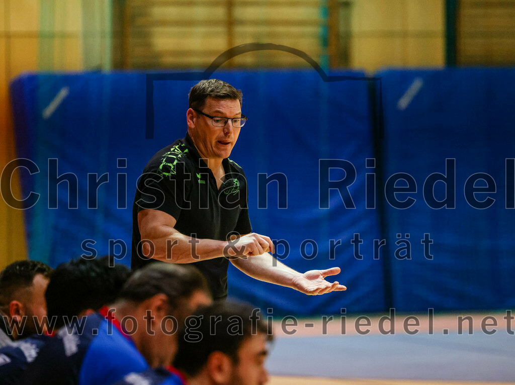 2023-10-14_037_SpVgg_Altenerding_gegen_HSG_Freising_Neufahrn | Erding, Deutschland, 14.10.2023:
Handball, Bezirksoberliga Männer 2023 / 2024, 4. Spieltag, SpVgg Altenerding gegen HSG Freising-Neufahrn, Endergebnis: 27:26

Trainer Erik Brasko (HSG Freising-Neufahrn)

Foto: Christian Riedel / fotografie-riedel.net