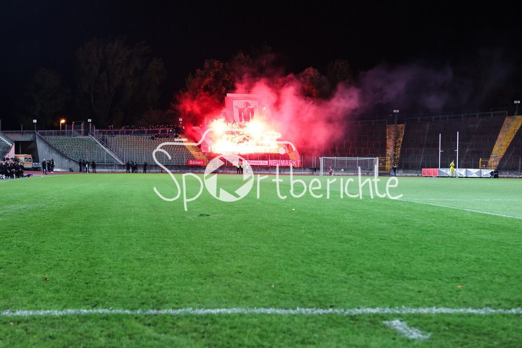 FC Augsburg II - FC Bayern Amateure | Die Fans aus Muenchen haben ein Intro vorbereitet / Choreo / Pyrotechnik / Pyro / Ultras /