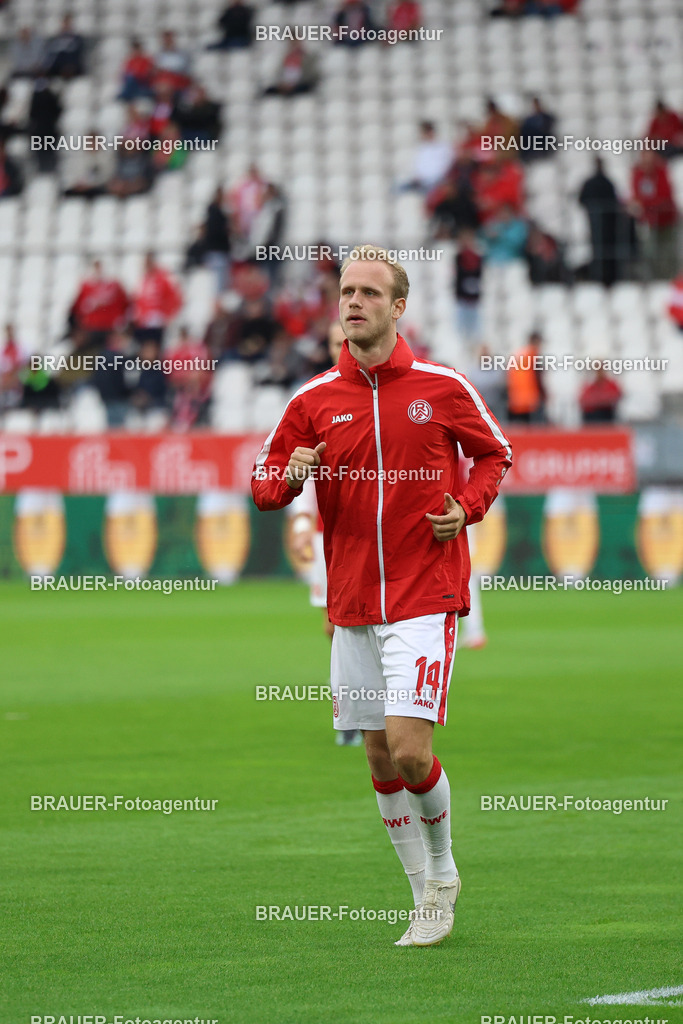 Rot-Weiss Essen - VFL Osnabrück | Essen, Deutschland, 17.09.2025 Lucas Brumme  (Rot-Weiss Essen) wärmt sich auf während des 3.Liga Spiels zwischen  Rot-Weiss Essen und VFL Osnabrück am 17.09.2025 im Stadion an der Hafenstraße in Essen. (Foto von Timo Bluhmki-Schmidt/Brauer Fotoagentur