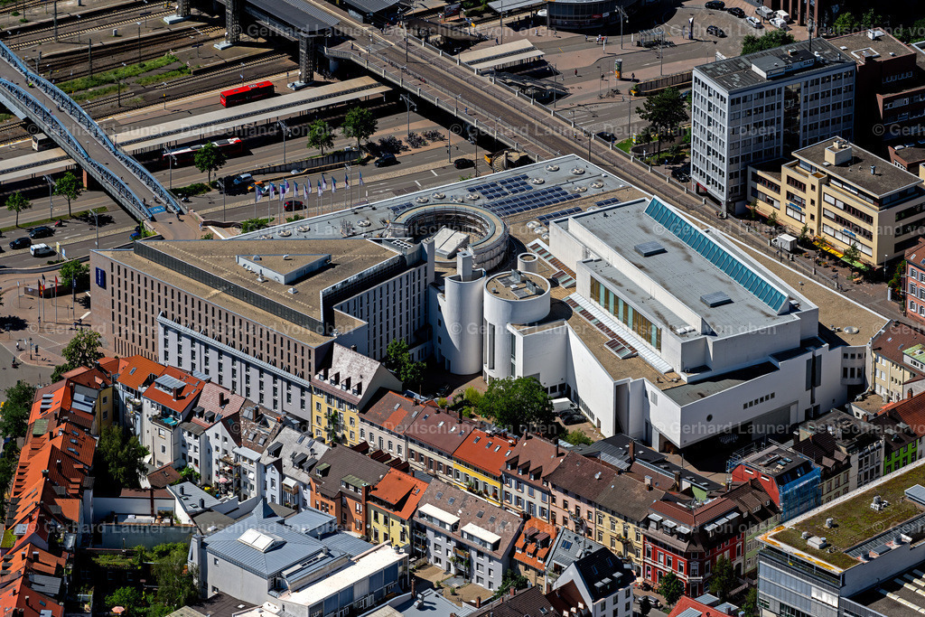 4033354 | FREIBURG IM BREISGAU 30.06.2020 Gebäudekomplex der Hotelanlage des " Novotel Freiburg am Konzerthaus Hotel " und das Konzerthaus Freiburg am Konrad-Adenauer-Platz in Freiburg im Breisgau im Bundesland Baden-Württemberg, Deutschland. // Complex of the hotel building of " Novotel Freiburg on Konzerthaus Hotel " and das Konzerthaus Freiburg on Konrad-Adenauer-Platz in Freiburg im Breisgau in the state Baden-Wuerttemberg, Germany. Foto: Gerhard Launer