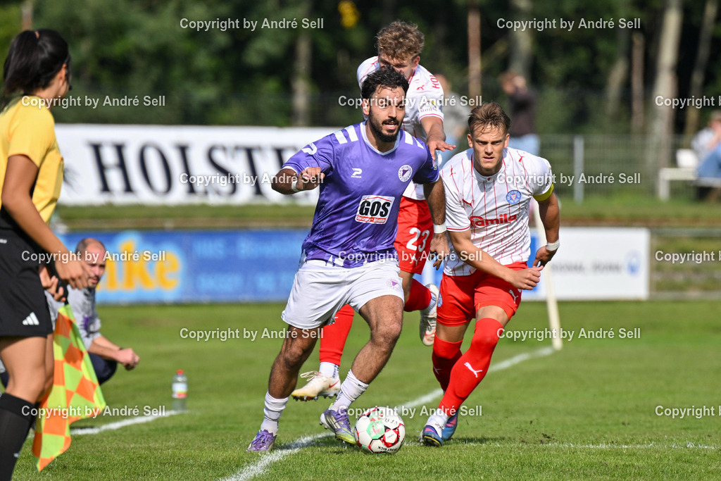 VfR Neumünster vs Holstein Kiel II | Mehmet Agdan (VfR #20) vs Kian Tack (Holstein #23) &amp; Rene Guder (Holstein #8) / Fußball-Oberliga Männer 2026/2027 / VfR Neumünster vs Holstein Kiel II / Grümmi-Arena / Neumünster / 27.09.26 - Realisiert mit Pictrs.com