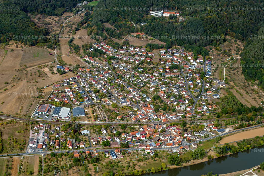 3904254 | SACKENBACH 20.09.2019 Von Wald und Forstgebieten umgebener Ortskern der Straßen und Häuser und Wohngebiete in Sackenbach im Bundesland Bayern, Deutschland // Surrounded by forest and forest areas center of the streets and houses and residential areas in Sackenbach in the state Bavaria, Germany Foto: Gerhard Launer