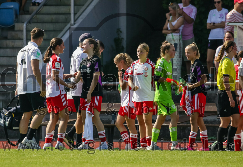 2023-09-09_006_FC_Bayern_Muenchen_gegen_SC_Freiburg | Aschheim, Deutschland, 09.09.2023:
Fußball, B-Juniorinnen-Bundesliga Süd 2023 / 2024, 1. Spieltag, FC Bayern München gegen SC Freiburg, Endergebnis: 4:0

Foto: Christian Riedel / fotografie-riedel.net