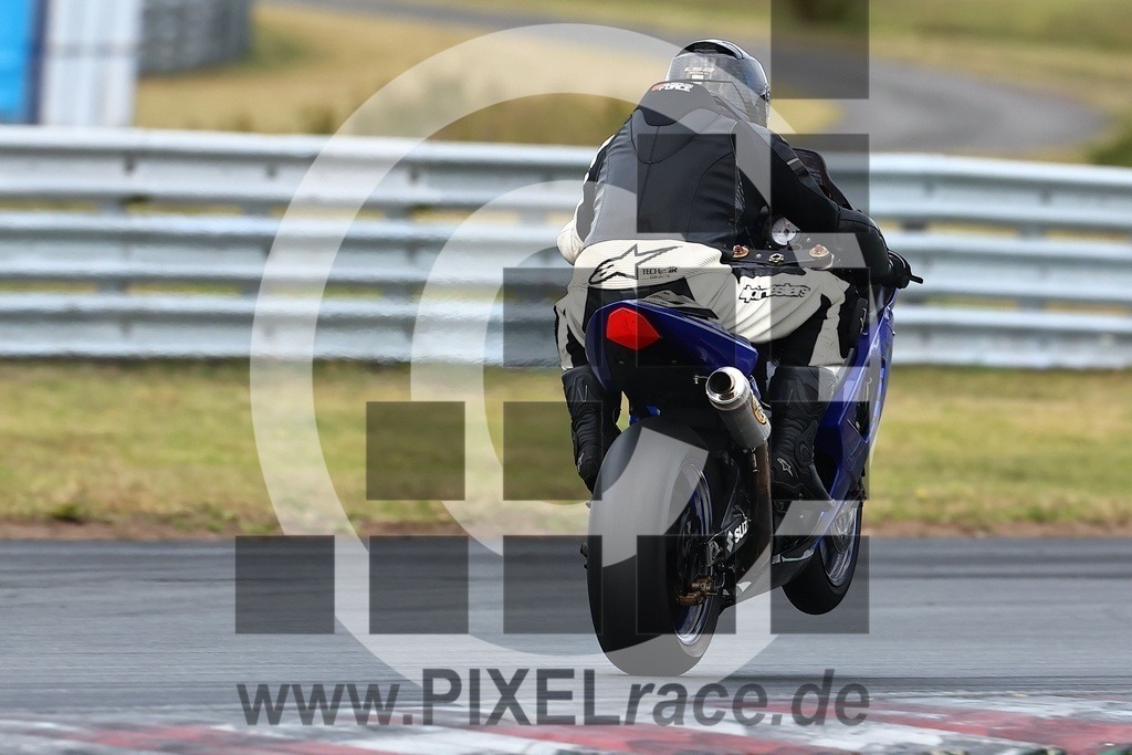 0113-20240915_06525 | Schöne Erinnerungen an spannende Momente - das festzuhalten ist unser Job. PIXELrace.de ist seit 2003 auf den Rennstrecken Europas unterwegs um die Action draußen beim Fahren und die wunderbare Stimmung imm Fahrerlager für euch einzufangen.