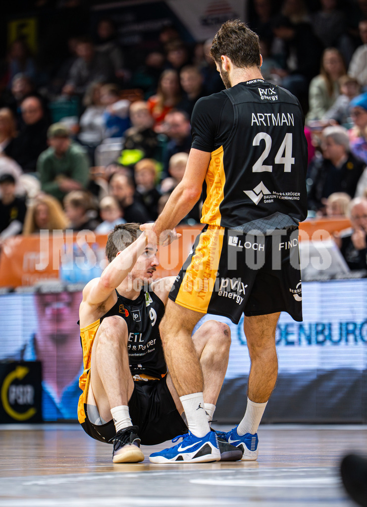 Basketball I Herren I Saison 2025-2026 I ProB Nord I 18. Spieltag I Rasta Vechta II - LOK Bernau-21 | Finn Georg Siedel (9,LOK Bernau) und Guy Artman Nahmias (24,LOK Bernau) - Realisiert mit Pictrs.com