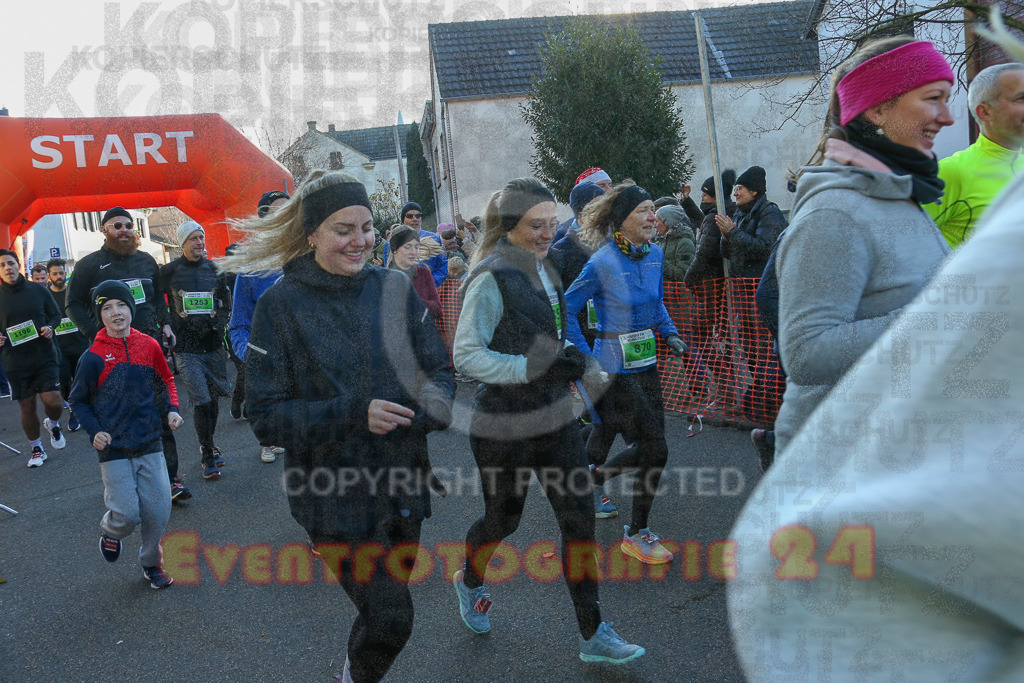 241201_1026_EX1_8185 | Sportfotografie im Rhein-Sieg Kreis, Köln, Bonn, NRW, Rheinland Pfalz, Hessen, etc. Unser Tätigkeitsfeld umfasst den Laufsport vom Volkslauf über den Marathon, Duathlon, Triathon bis zum Ultralauf wie Kölnpfad Ultra oder Schindertrail.