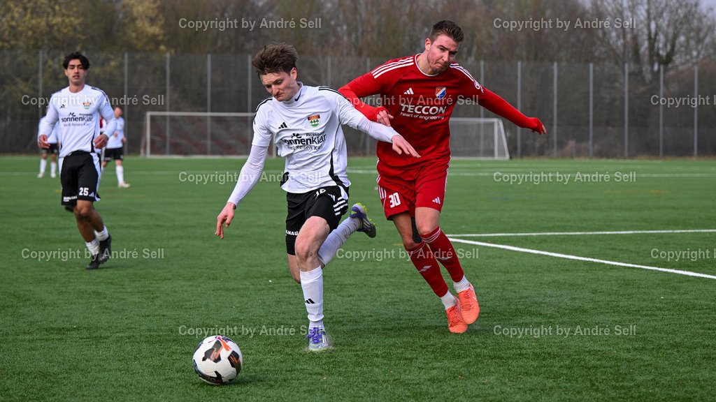 TSV Kronshagen vs. SpVg. Eidertal Molfsee | Lucas Sylla (TSVK #26) vs Tobias Fölster (Molfsee #30) / Fußball-Landesliga Schleswig Männer 2025/2026 / TSV Kronshagen vs. SpVg. Eidertal Molfsee / Kunstrasenplatz (Platz 5) / Kronshagen / 21.03.26 - Realisiert mit Pictrs.com