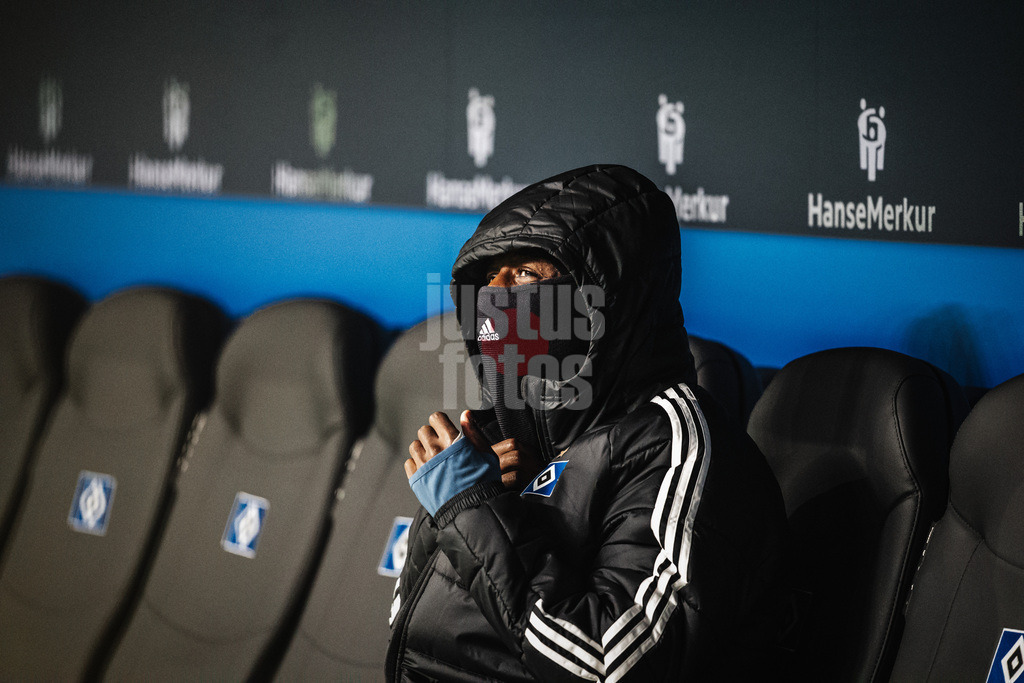Fußball | Männer | Saison 2025/2026 | 1. Fußball-Bundesliga | 24. Spieltag | Hamburger SV vs. RB Leipzig | 01.03.2026 | Jean-Luc Dompe (#7, HSV) auf der Spielerbank vor dem Spiel