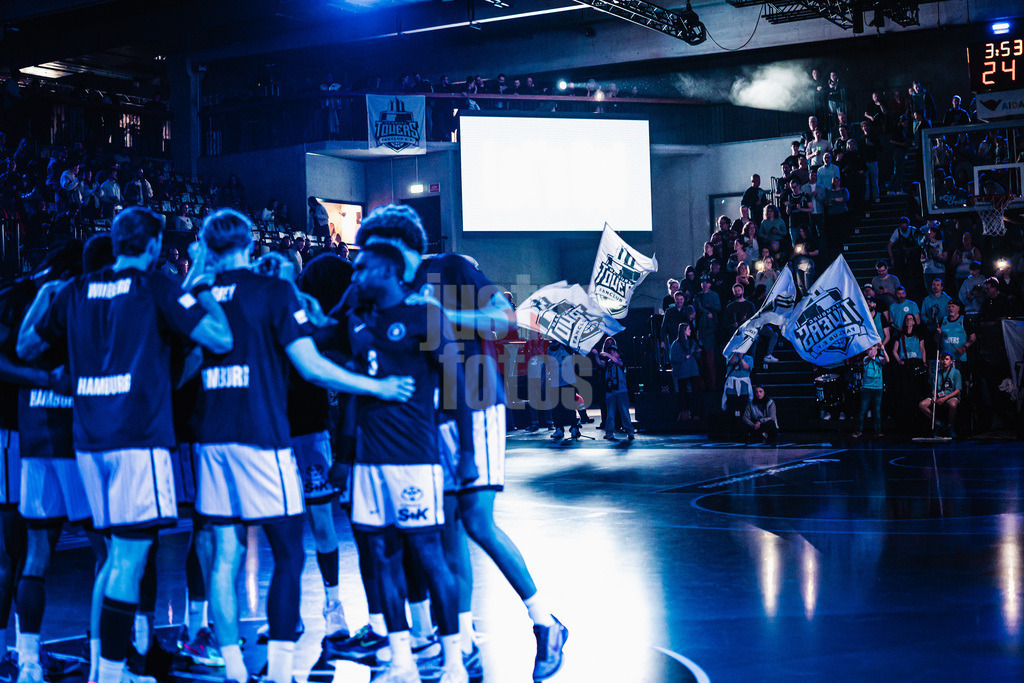 Basketball | Männer | Saison 2025/2026 | easyCredit Basketball Bundesliga | 13. Spieltag | Veolia Towers Hamburg vs. Rostock Seawolves | 22.04.2026 | Der Towers Fanclub schwenkt Flaggen beim Einlauf des Teams