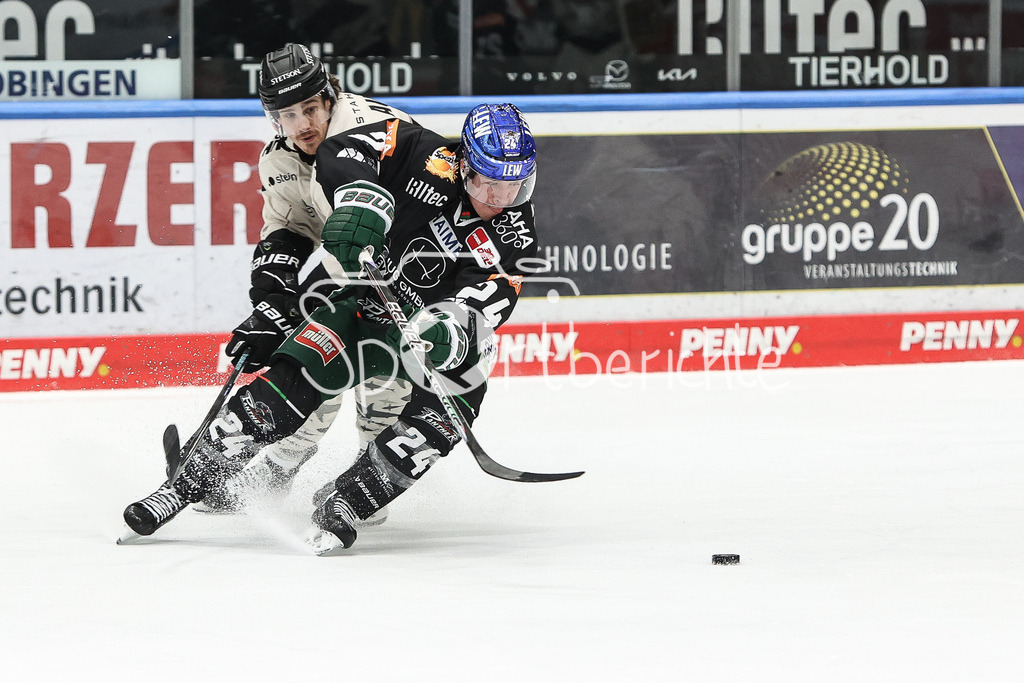 Augsburger Panther - Kölner Haie | Louis-Marc AUBRY (KEC #15) im Duell mit Thomas Jordan TREVELYAN (AEV #24) / zweikampf