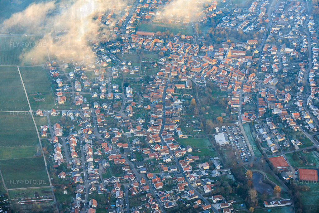 Ortsansicht von Westen unter Wolken | Luftbild: Ortsansicht von Westen unter Wolken in Klingenmünster im Bundesland Rheinland-Pfalz in Deutschland. Foto: IMG_151840.jpg vom 22.11.2025 durch Werner Riehm/FLY-FOTO.de - Realisiert mit Pictrs.com
