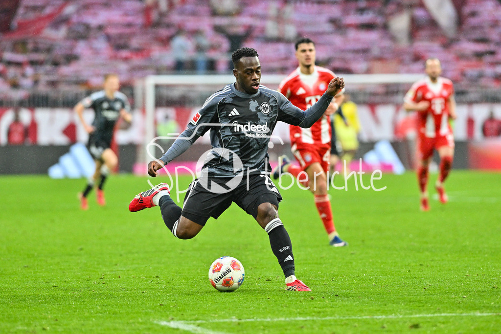FC Bayern München - Eintracht Frankfurt | MUNICH, GERMANY - 21. FEBRUARY: am Ball Arnaud KALIMUENDO-MUINGA (Eintracht Frankfurt 25) / Einzelfoto / Freisteller während dem Bundesligamatch zwischen dem FC Bayern München und der SG Eintracht Frankfurt am 23. Spieltag in der Allianz Arena / DFL REGULATIONS PROHIBIT ANY USE OF PHOTOGRAPHS AS IMAGE SEQUENCES AND/OR QUASI-VIDEO